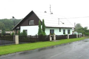Pohled na čp. 27 - pravděpodobné místo bývalého zámku ( © Jan P. Štěpánek 2005)