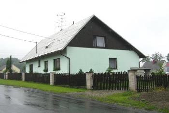 Pohled na čp. 27 - pravděpodobné místo bývalého zámku ( © Jan P. Štěpánek 2005)