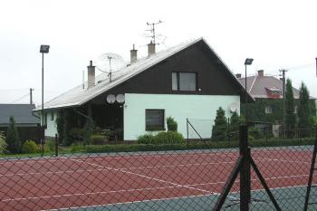 Pohled na čp. 27 - pravděpodobné místo bývalého zámku ( © Jan P. Štěpánek 2005)
