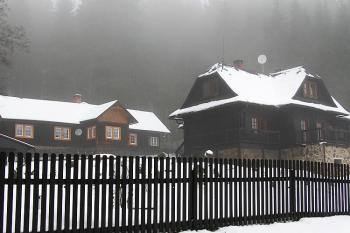 bývalý lovecký zámeček a někdejší hospodářské objekty k němu náležející ( © Jan P. Štěpánek 12/2007)