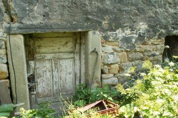 Možná druhotně použité pískovcové ostění a kamenné zdivo u dnešního rodinného domu v místě lokality. ( © Miroslav BITTER 2005)