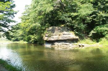 Skalnatý výběžek nad řekou Olší ( © Miroslav BITTER 2005)