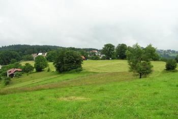 Pohled z místa bývalých šancí na obec Hrčavu (© Jan P. Štěpánek 2005)