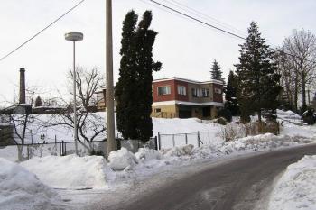 Pohled od jihovýchodu na východní hranu předpohládané plošiny, na které stávala Jamnice ( © Jan P. Štěpánek 2005)