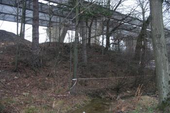 překopaný zbytek ostrohu s Hlubokým potokem na jižní straně (© D Dohňanský, 12/2015)