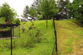 Panorama hrádku od západu (© Jan P. Štěpánek 2005)