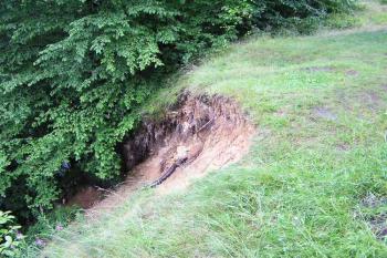 Část severní strany hrádku pomalu ujíždí vlivem eroze (© Jan P. Štěpánek 2005)