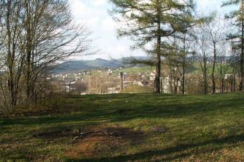 Pohled přes plochu jádra severním směrem v popředí obec Návsí (© Miroslav BITTER 2005)
