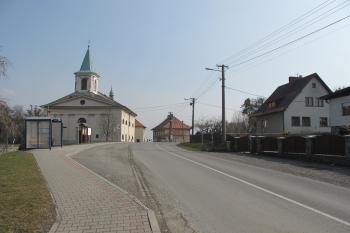 kostel se nachází na sev.hranici areálu dvora s pravděpodobnou tvrzí (© D Dohňanský, 03/2018)