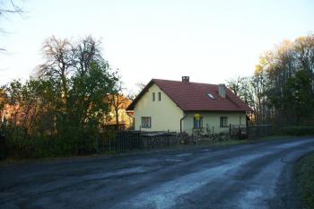 Pohled od jihozápadu na bývalou jižní frontu zaniklého panského dvora ( © Petra Němcová 11/2006)