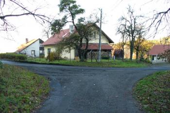 Pohled na bývalé jihovýchodní nároží areálu zaniklého panského dvora od jihovýchodu ( © Petra Němcová 11/2006)