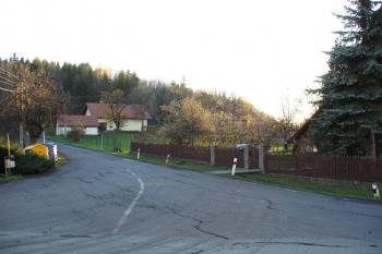 Pohled od severovýchodu na bývalou východní frontu zaniklého panského dvora ( © Petra Němcová 11/2006)