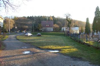 Pohled na bývalý areál zaniklého panského dvora od severu ( © Petra Němcová 11/2006)