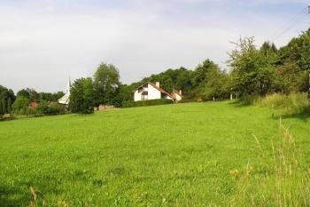 pohled k místu zaniklého panského dvora s pravděpodobnou tvrzí ( © Jan P. Štěpánek 07/2008)