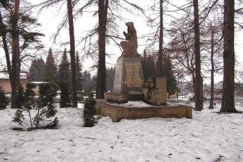 Pomník obětem světových válek na vrcholu tvrziště ( © Jan P. Štěpánek 03/2006)