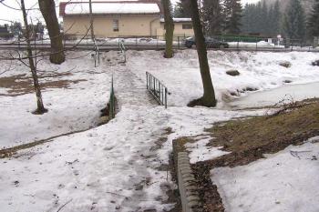 Současný přístup na tvrziště od jihozápadu ( © Jan P. Štěpánek 03/2006)