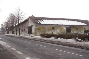 Pozůstatky budov panského dvora jihovýchodně od tvrze ( © Jan P. Štěpánek 03/2006)