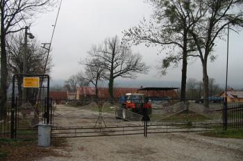 pohled na polorozpadlé budovy dvora,jehož součásti je dnes i zámek (© D Dohňanský, 04/2016)