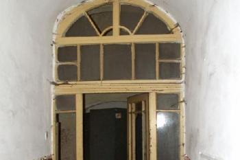 Původní dřevěné dveře vedoucí z hlavní vstupní části do vnitřních prostor zámku. ( © Miroslav BITTER 2005)