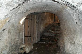 Schodiště vedoucí ze sklepních prostor ( © Miroslav BITTER 05/2006)