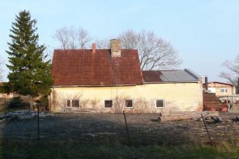 západní průčelí drobného sídla ( © Jan P. Štěpánek 03/2009)