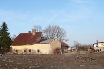 celkový pohled na bývalý zámeček v areálu dvora od západu ( © Jan P. Štěpánek 03/2009)