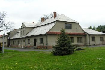 Pohled od jihu na budovu správy panství před demolicí (© Jan P. Štěpánek 05/2005)