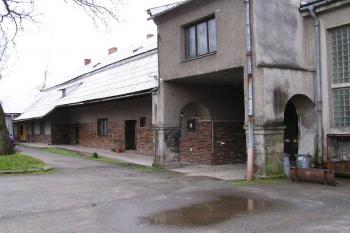 Nádvorní strana budovy správy panství a detail průjezdu na dvou zdobných pilířích (© Jan P. Štěpánek 05/2005)