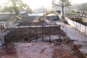 Pohled od severu na místo odstraněné  původní západní fronty dvora (© Jan P. Štěpánek 10/2005)