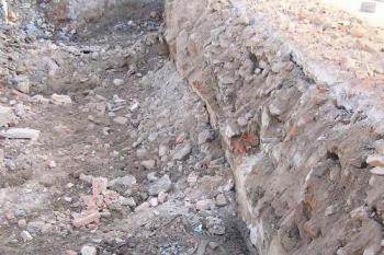 Detail jižní základové zdi budovy správy panství (© Jan P. Štěpánek 10/2005)