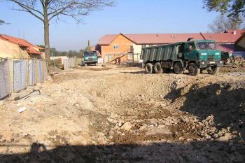 Pohled z jižní části zdemolované západní fronty dvora k severní (© Jan P. Štěpánek 10/2005)