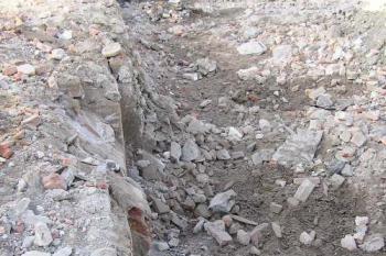 líc jedné ze základových zdí budovy správy panství (© Jan P. Štěpánek 10/2005)