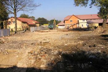 Pohled na zbořenou nádvorní fasádu východního bloku dvora (© Jan P. Štěpánek 10/2005)