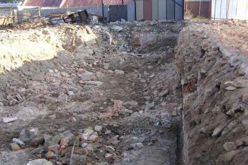 Jeden ze zbořených sklepů pod budovou správy panství (© Jan P. Štěpánek 10/2005)