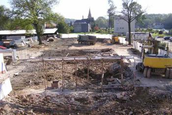 Pohled od severu na celou bývalou západní frontu zámeckého dvora (© Jan P. Štěpánek 10/2005)