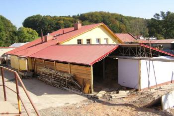 Pohled na budovu ve středu dvora, která s nějvětší pravděpodobností stojí na místě zaniklého zámku (© Jan P. Štěpánek 10/2005)