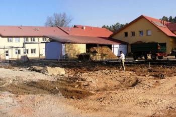 panorama středu areálu dvora od bývalého vstupu (© Jan P. Štěpánek 10/2005)