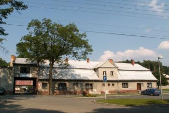 Celkový pohled na průjezd do dvora a správní budovu již zaniklého zámku (před demolicí) ( © Miroslav BITTER 2005)