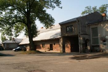 Pohled ze dvora na správní budovu a průjezd (před demolicí) ( © Miroslav BITTER 2005)