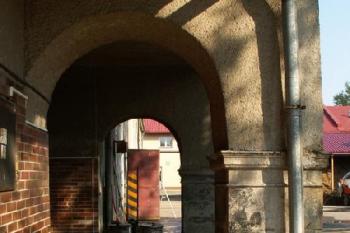 Pohled na zdobné pilíře průjezdu z vnitřní strany dvora (před demolicí) ( © Miroslav BITTER 2005)