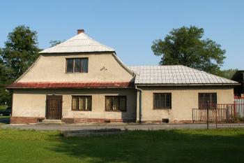 Pohled od jihu na budovu správu panství (před demolicí) ( © Miroslav BITTER 2005)