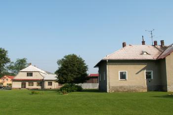 Vlevo na snímku jižní strana budovy zámeckého dvora (před demolicí) vpravo (v popředí snímku) pak tzv. Kapplova vila milně považována za budovu zámku. ( © Miroslav BITTER 2005)