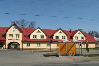 Pohled na nově postavenou budovu, která nahradila původní budovu zámeckého dvora. ( © Miroslav BITTER 04/2007)