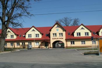 Pohled na nově postavenou budovu, která nahradila původní budovu zámeckého dvora. ( © Miroslav BITTER 04/2007)