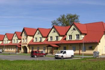 Současný přehled na vstupní průčelí někdejšího zámeckého dvora po jeho demolici a následovném obnovení ( © Jan P. Štěpánek 09/2007)