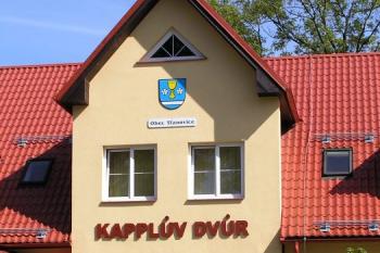 Průjezd v novostavbě vstupního průčelí bývalého zámeckého dvora ( © Jan P. Štěpánek 09/2007)