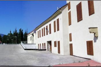 pohled na severní fasádu zámku a střešní parkoviště ( © Jan P. Štěpánek 09/2005)