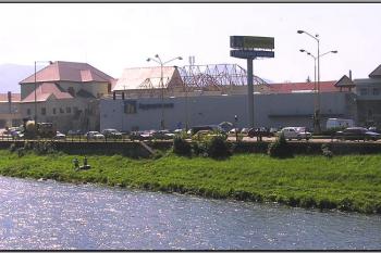 pohled na komplex zámku a Hypernovy od severu, přes řeku Váh ( © Jan P. Štěpánek 09/2005)