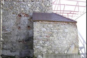 opěrák  bývalého severního křídla zámku ( © Jan P. Štěpánek 09/2005)