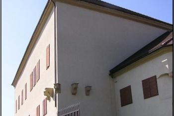 pohled na vnější fasádu nestaršího, východního křídla zámku s nevhodně druhotně umístěnými kamennými prvky ( © Jan P. Štěpánek 09/2005)